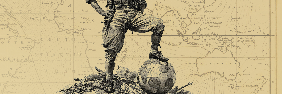 Historische Weltkarte im Hintergrund. Im Vordergrund: Kupferstich eines Soldaten aus der Zeit um 1900. Er steht in Siegerpose auf einem Schutthaufen, der linke Fuss ruht auf einem Fussball. Auf dem Fussball sind die Umrisse der Kontinente erkennbar.