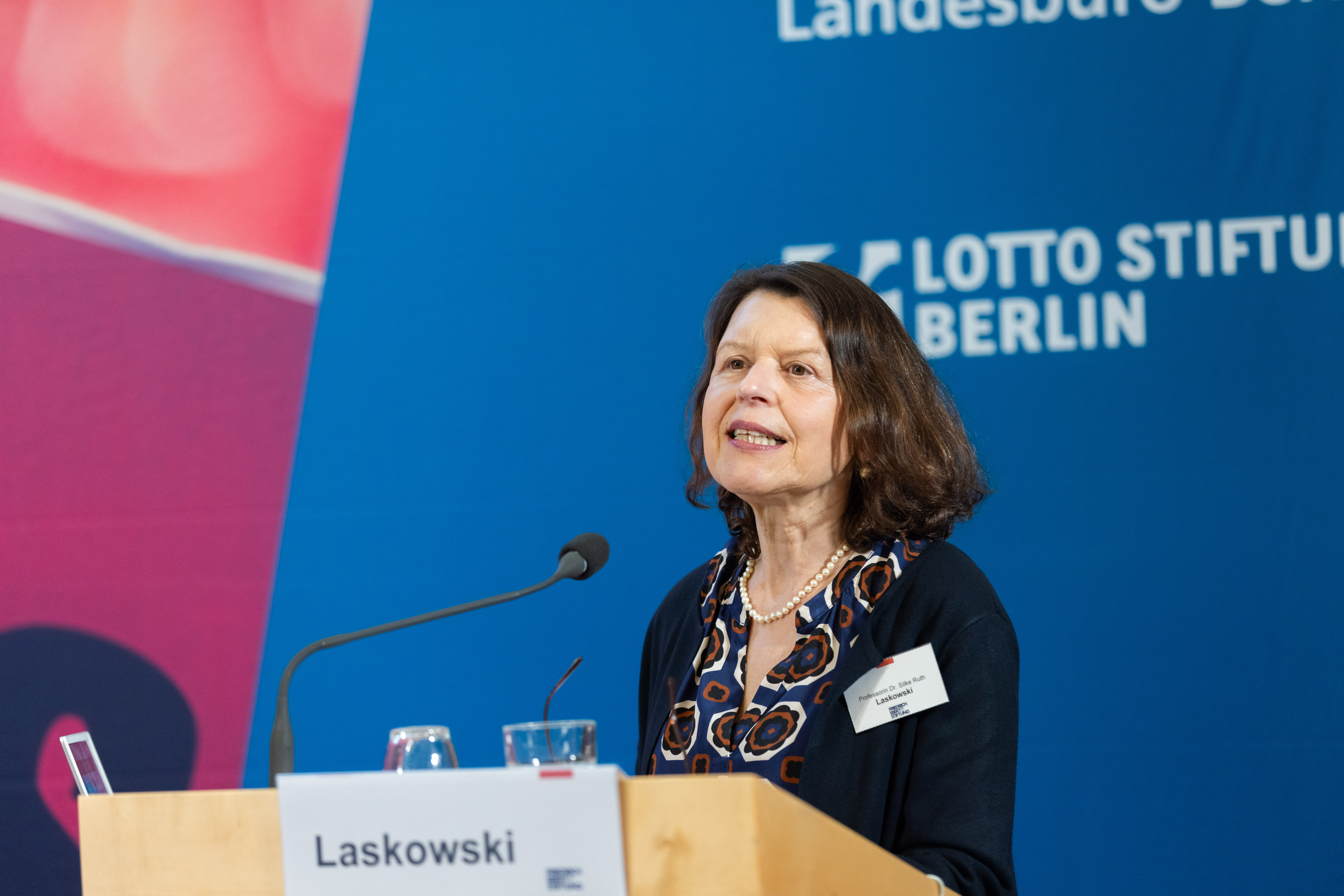 Professorin Dr. Silke Laskowski hält einen Impulsvortrag am Rednerpult