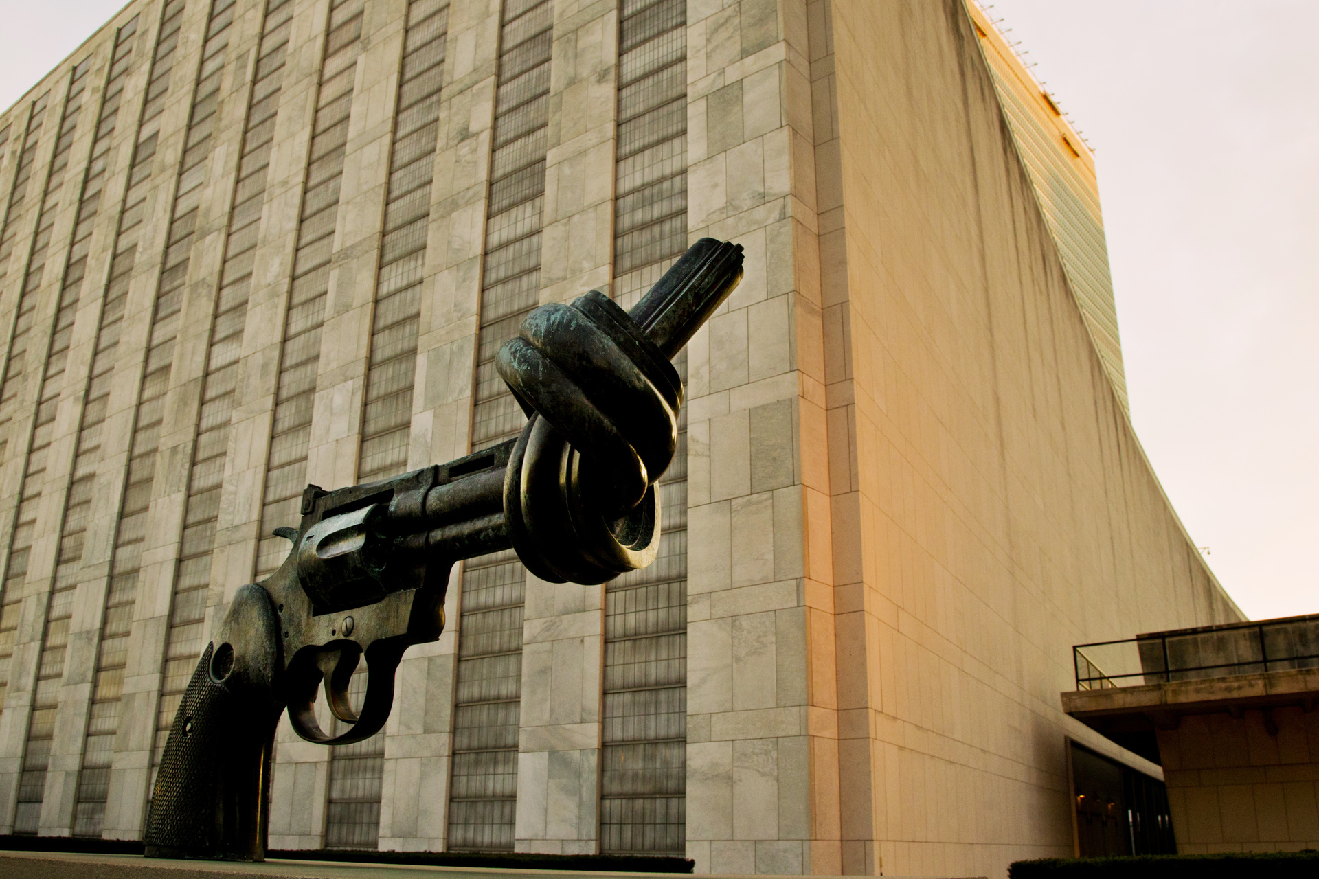 Revolver mit Knoten-Skulptur vor dem UN-Hauptgebäude in New York