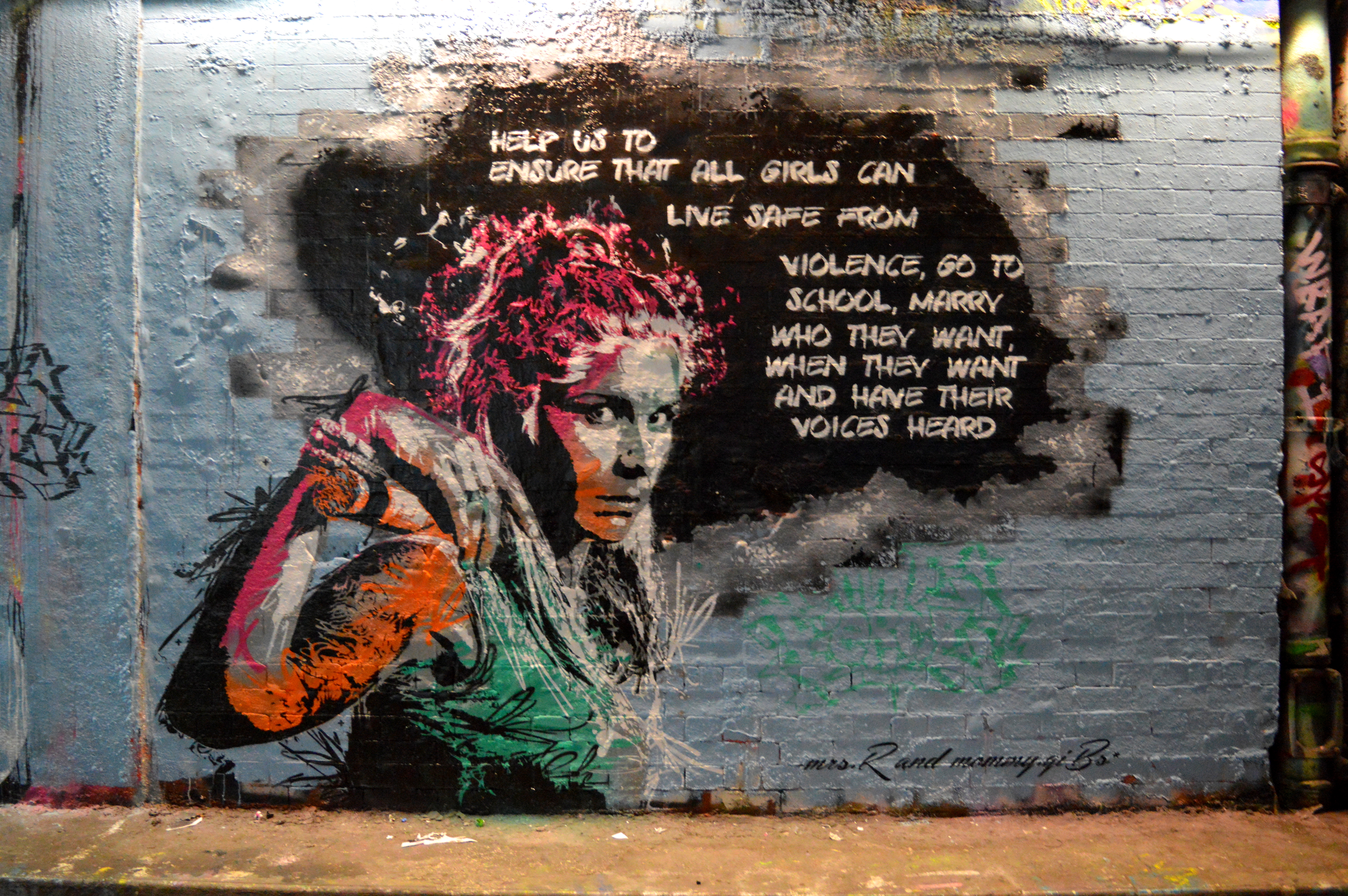 Foto: Graffititi, das eine Frau mit Blick auf Betrachter_in zeigt  