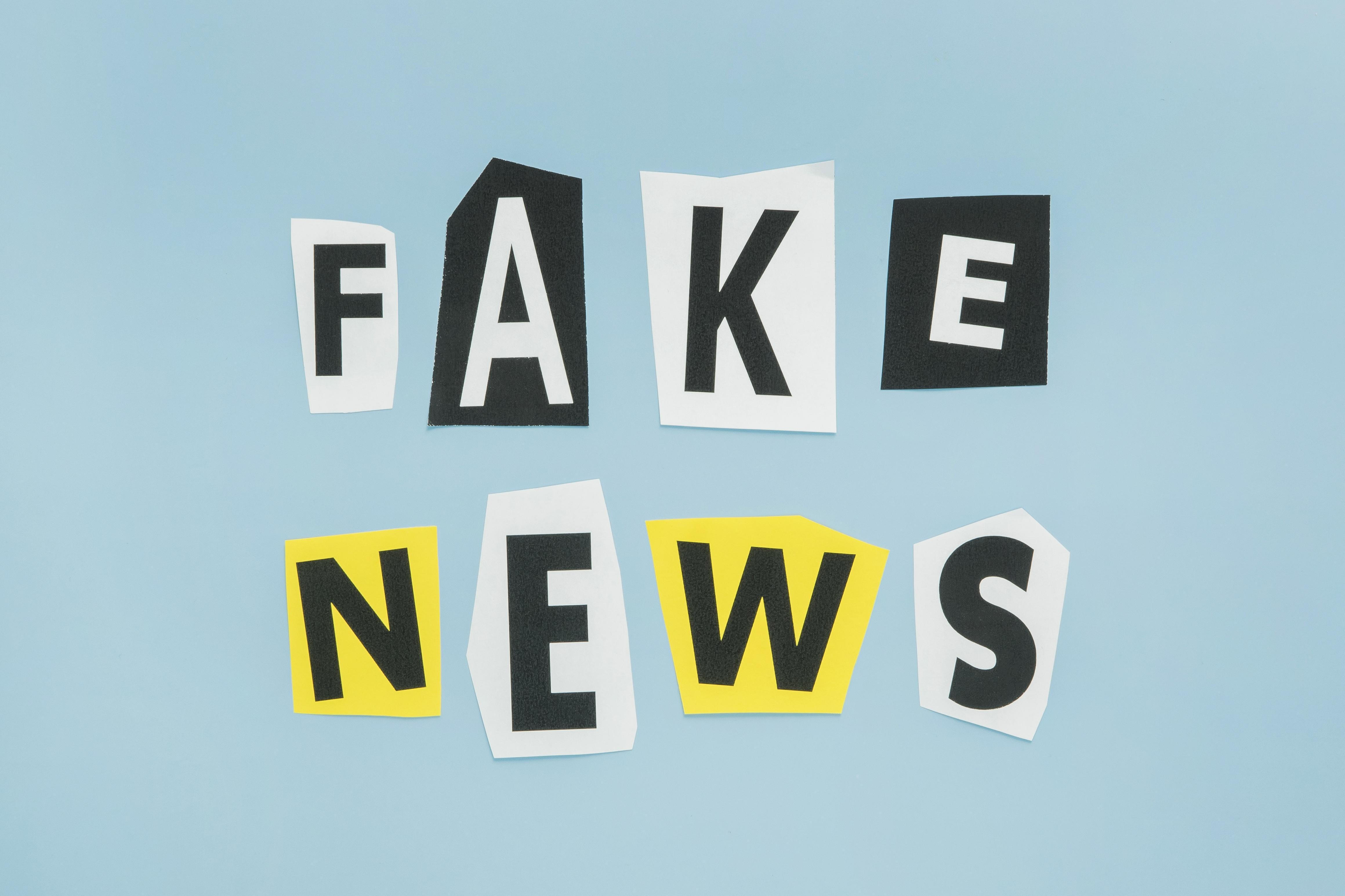 Der Schriftzug "FAKE NEWS" mittels einzelner Buchstaben und verschiedenen Papieren dargestellt