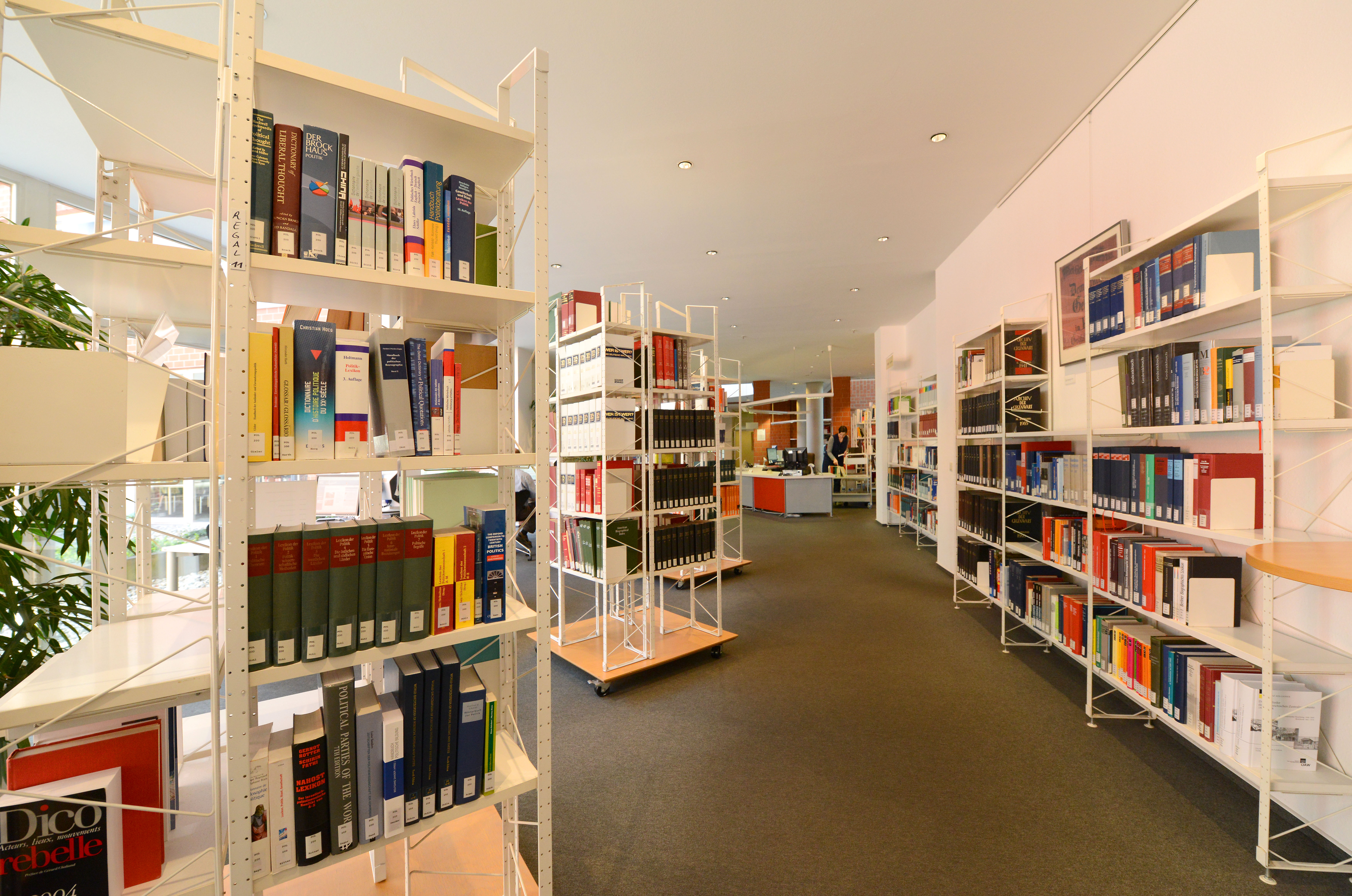 Eine Aufnahme des  Lesesaals aus der FES Bibliothek in Bonn
