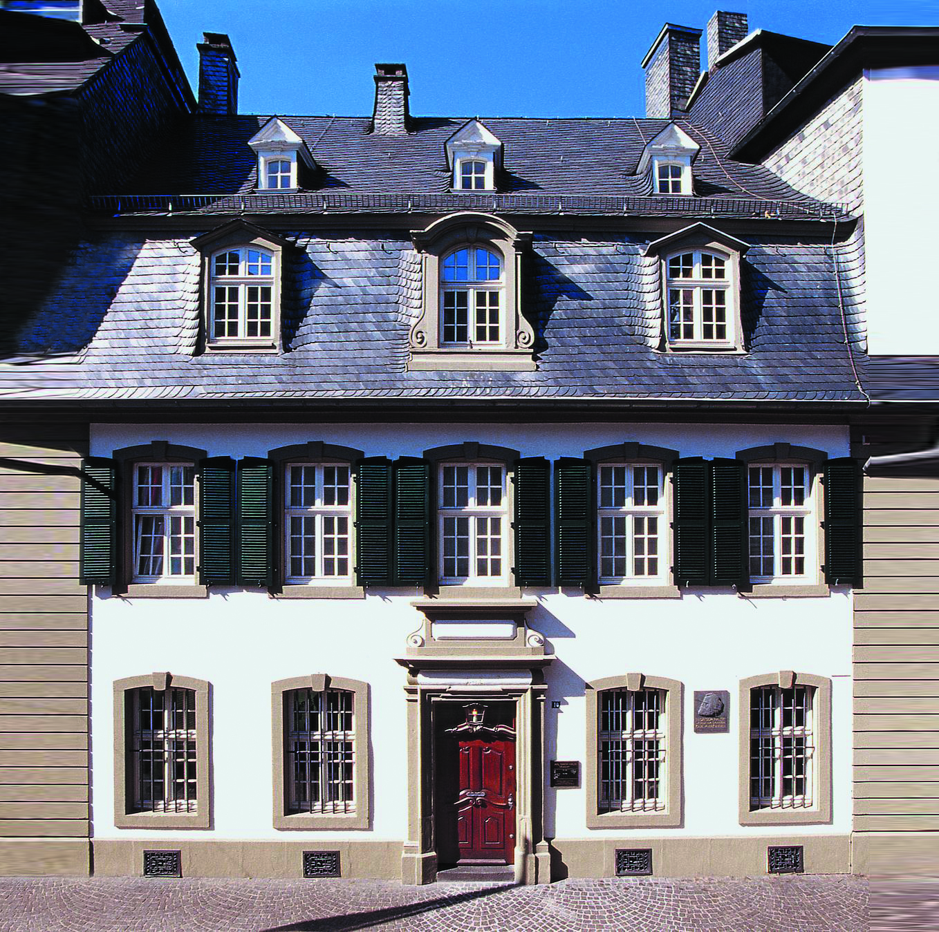 Frontale Aufnahme der Fassade des Karl Marx Haus in Trier