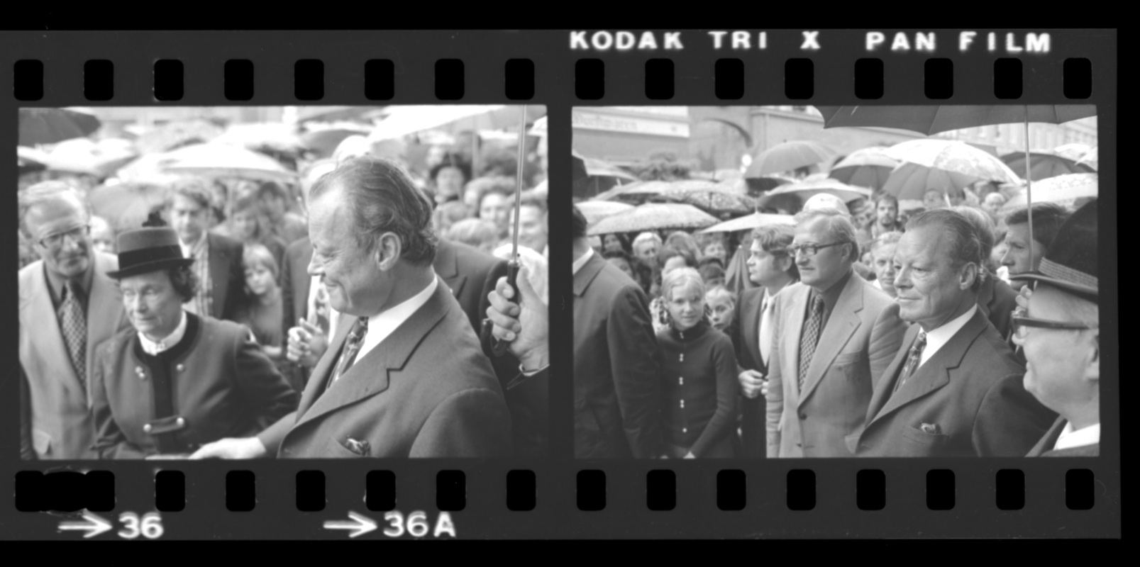 ... genießt Willy Brandt unterm Regenschirm die Musik.