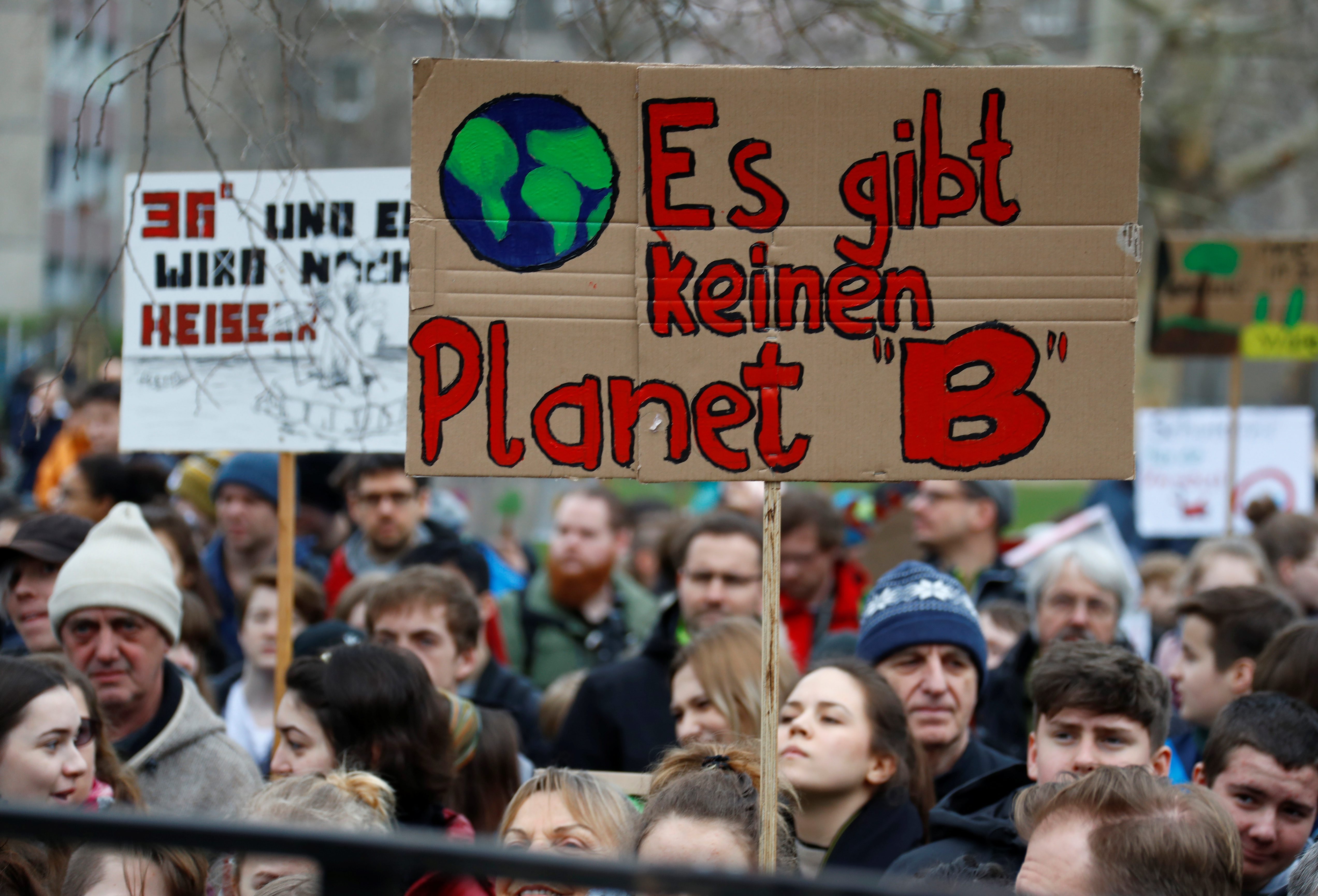 Ein Plakat auf einer Demo mit dem Text "Es gibt keinen Planet B"