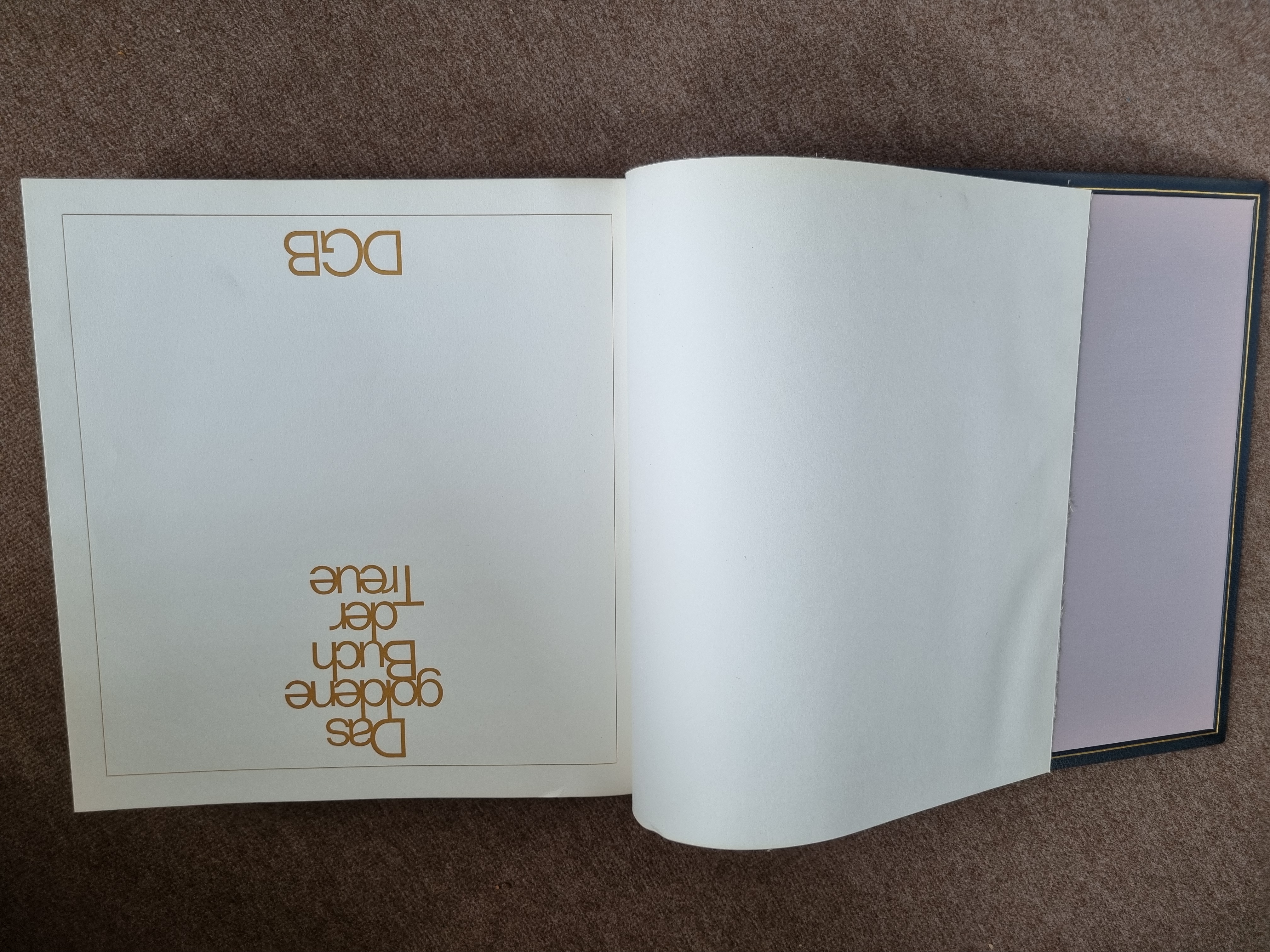 Titelseiten des "goldenen Buchs der Treue", Beschriftung: "Das goldene Buch der Treue - DGB"