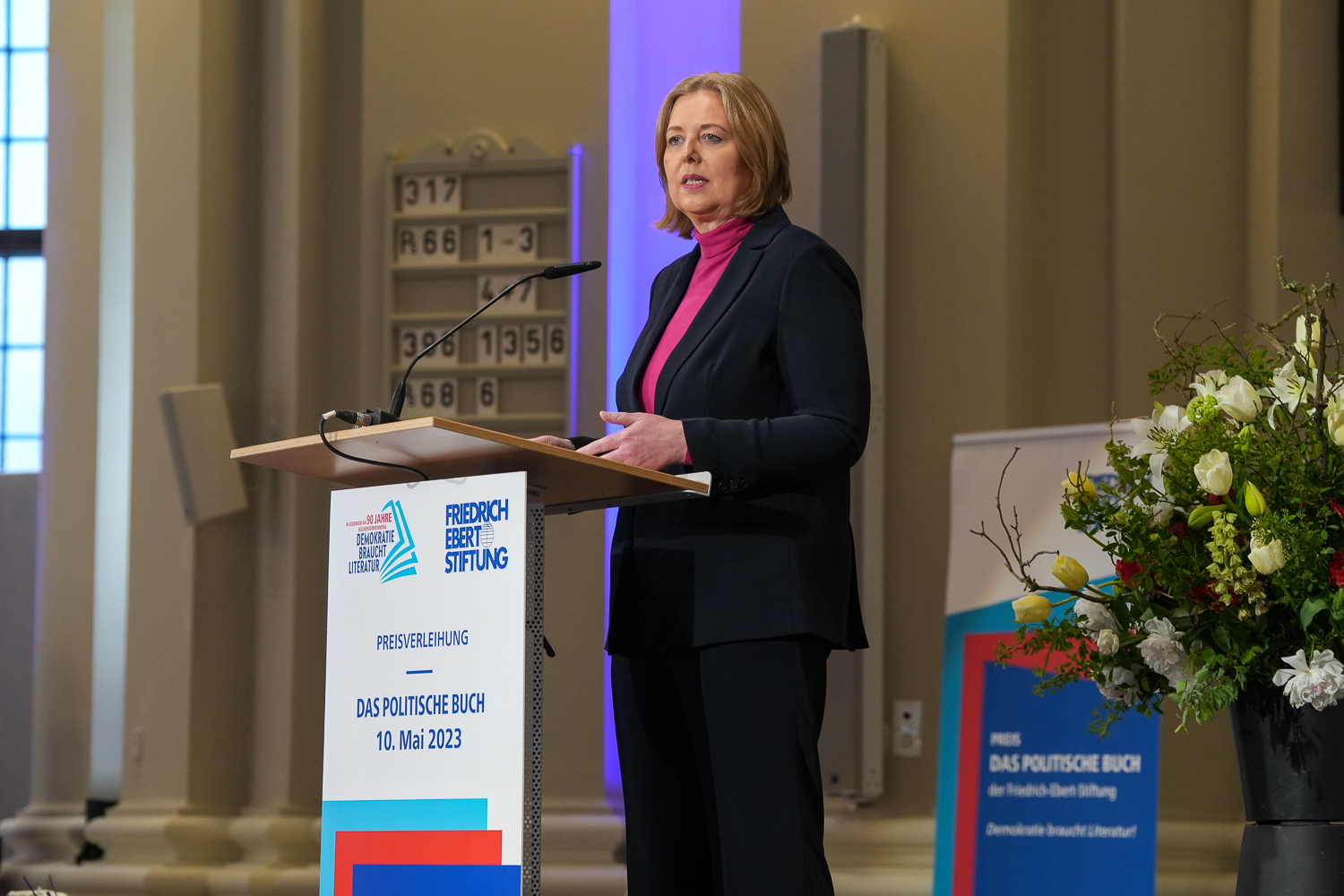 Die Präsidentin des Deutschen Bundestages Bärbel bas steht am Rednerpult und hält ihre Festrede anlässlich der Preisverleihung "Das politische Buch"