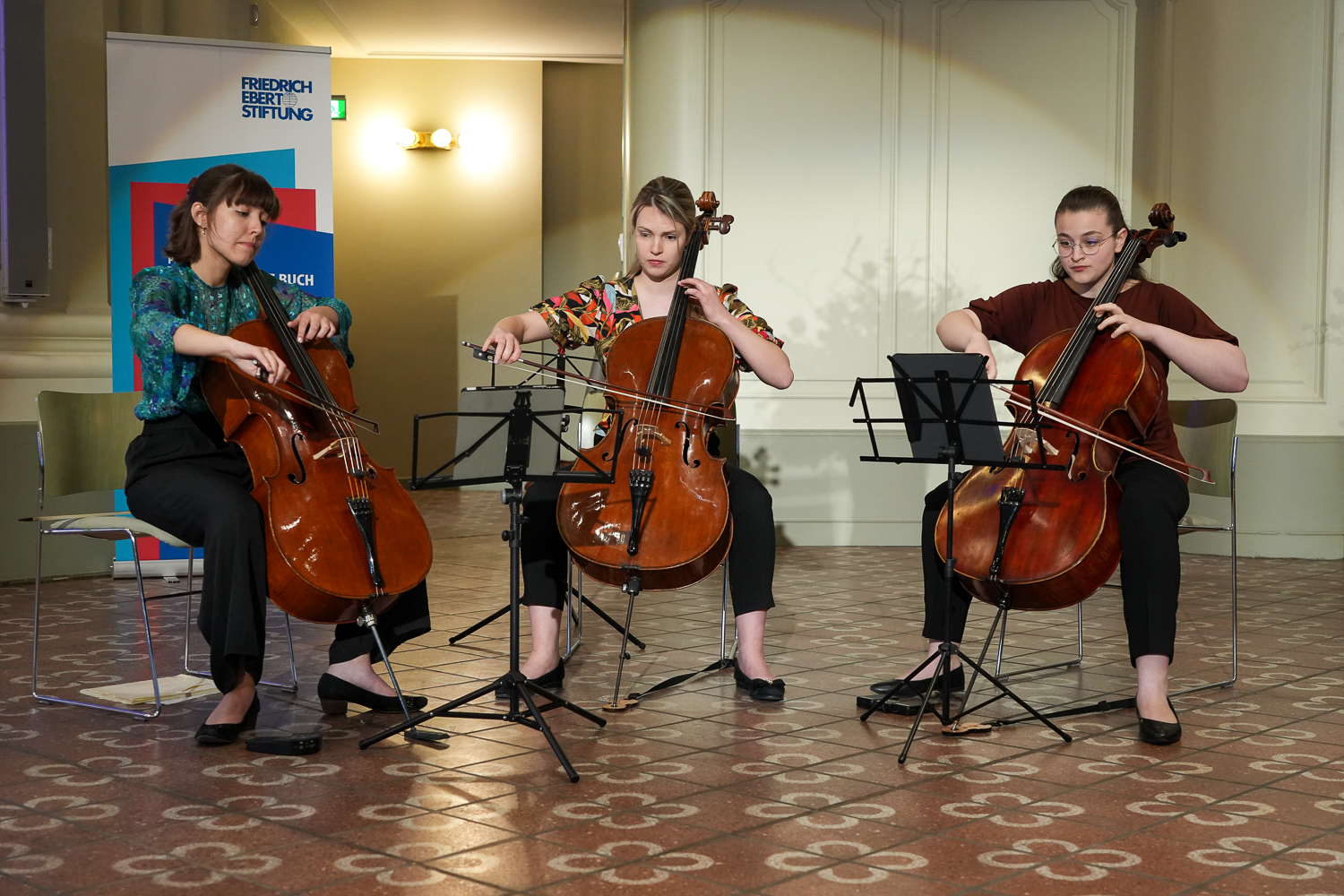 Drei Cellistinnen sorgen für musikalische Begleitung der Preisverleihung