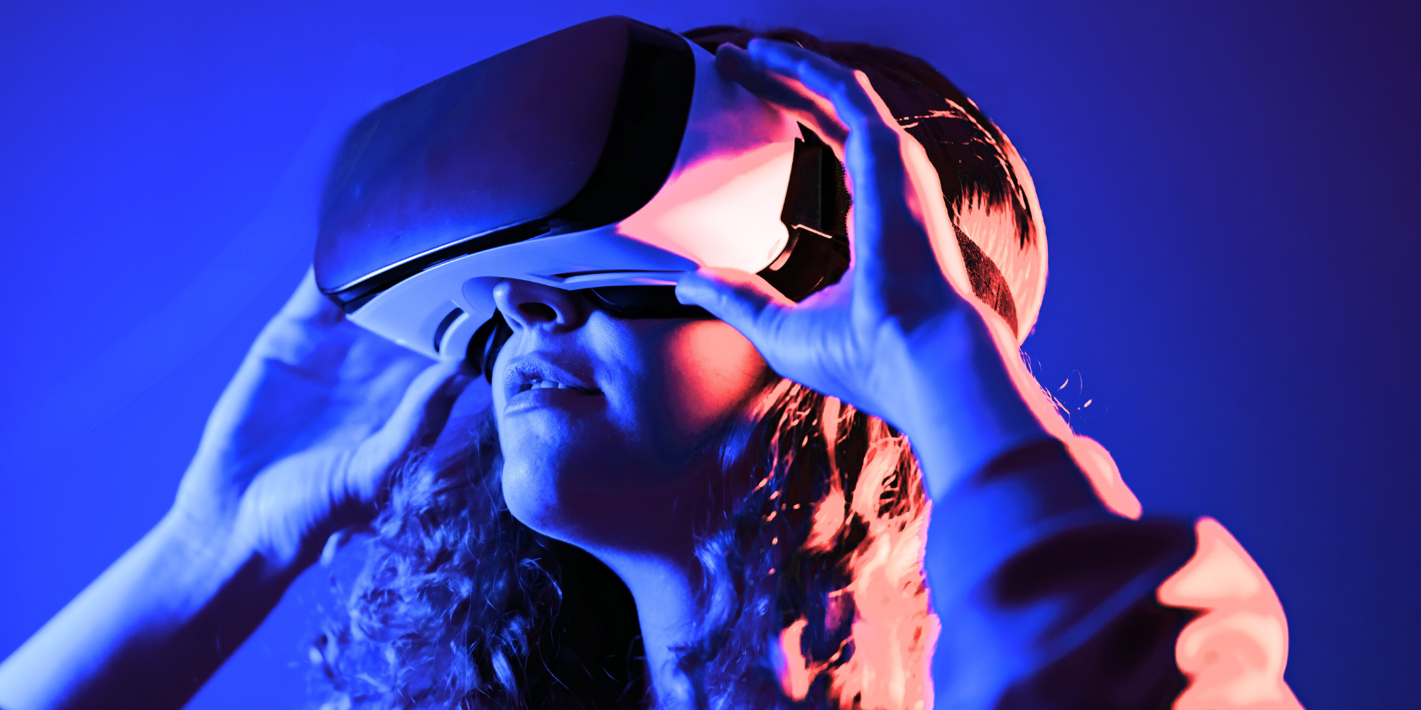 Blau rote Frau mit VR-Brille