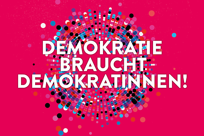 Schriftzug in weiß mit pinkem Hintergrund: Demokratie braucht Demokratinnen