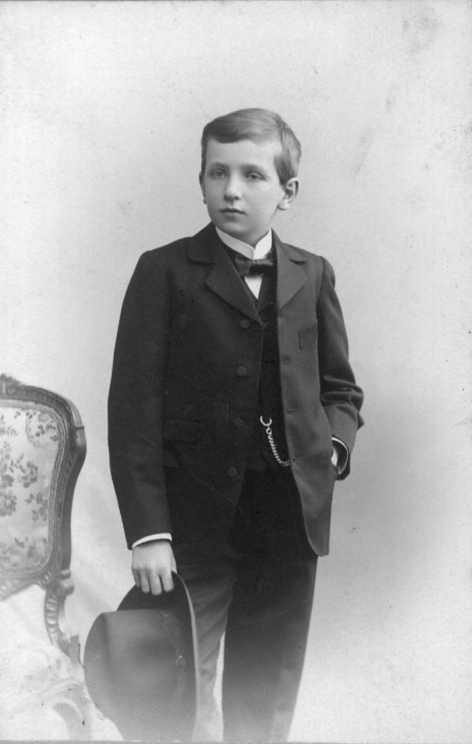Schwarz-Weiß-Fotografie des etwa 10-jährigen Lothar Erdmann, stehend mit Hut in der rechten Hand, neben einem Stuhl, vermutlich Studioaufnahme, ca. 1898, Fotograf: Atelier Joseph Schneider, Bonn, Quelle: AdsD, 6/FOTA071406.