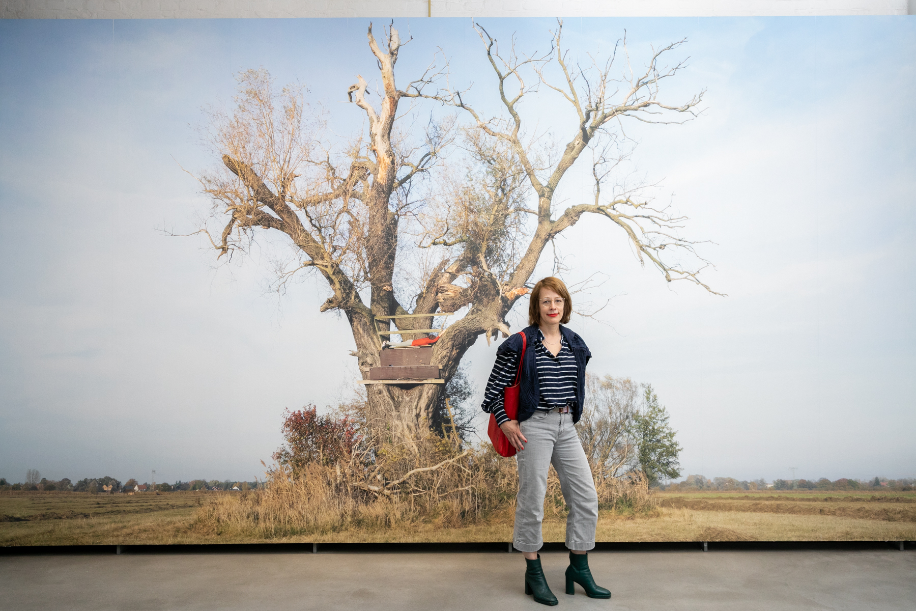 „Temporal Gestures // The Tree”, die Künsterlin Magdalena Kallenberger steht vor ihrem Werk