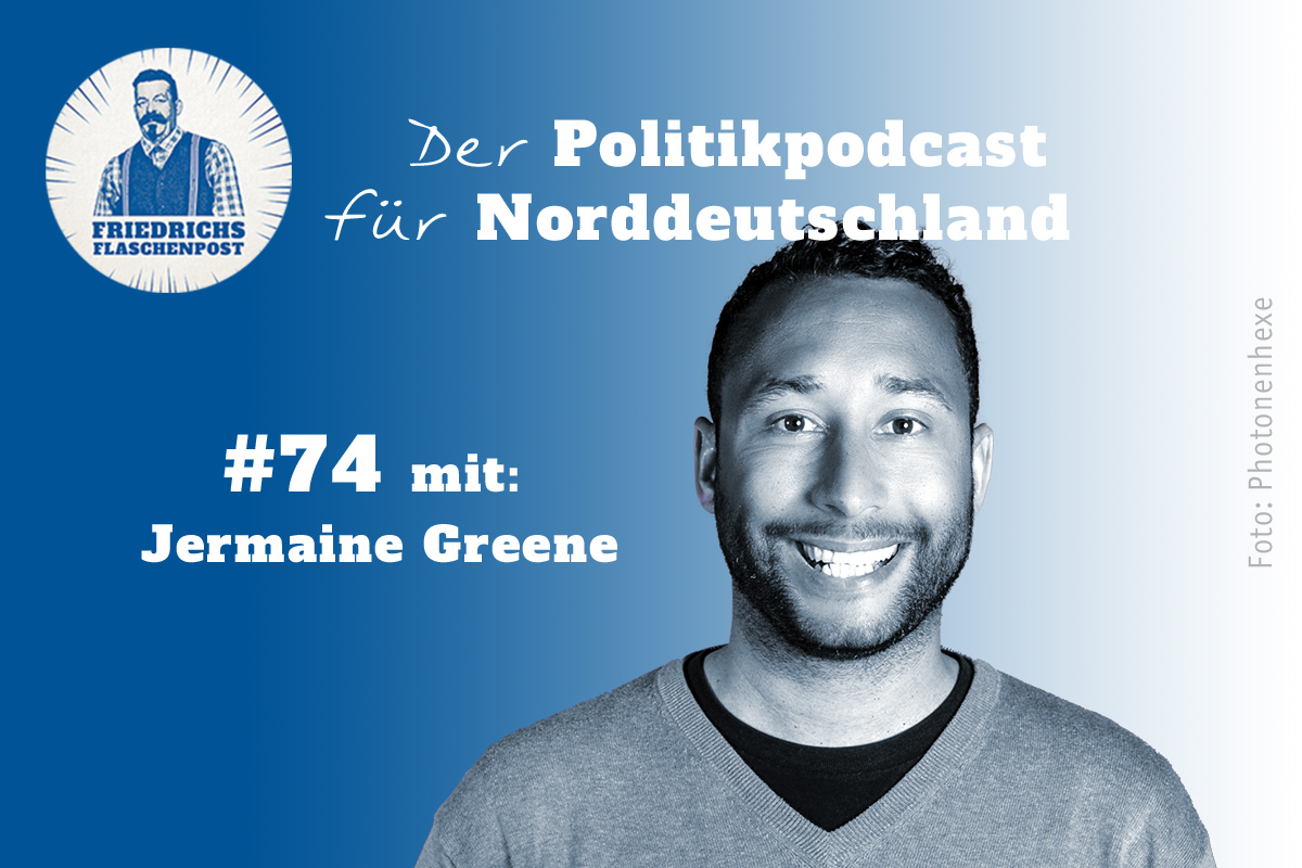 Grafik zur Podcastfolge: Friedrichs Flaschenpost - Der Politikpodcast für Norddeutschland #74. Zu sehen ist ein Portraitfoto von Jermaine Greene mit blauem Hintergrund.