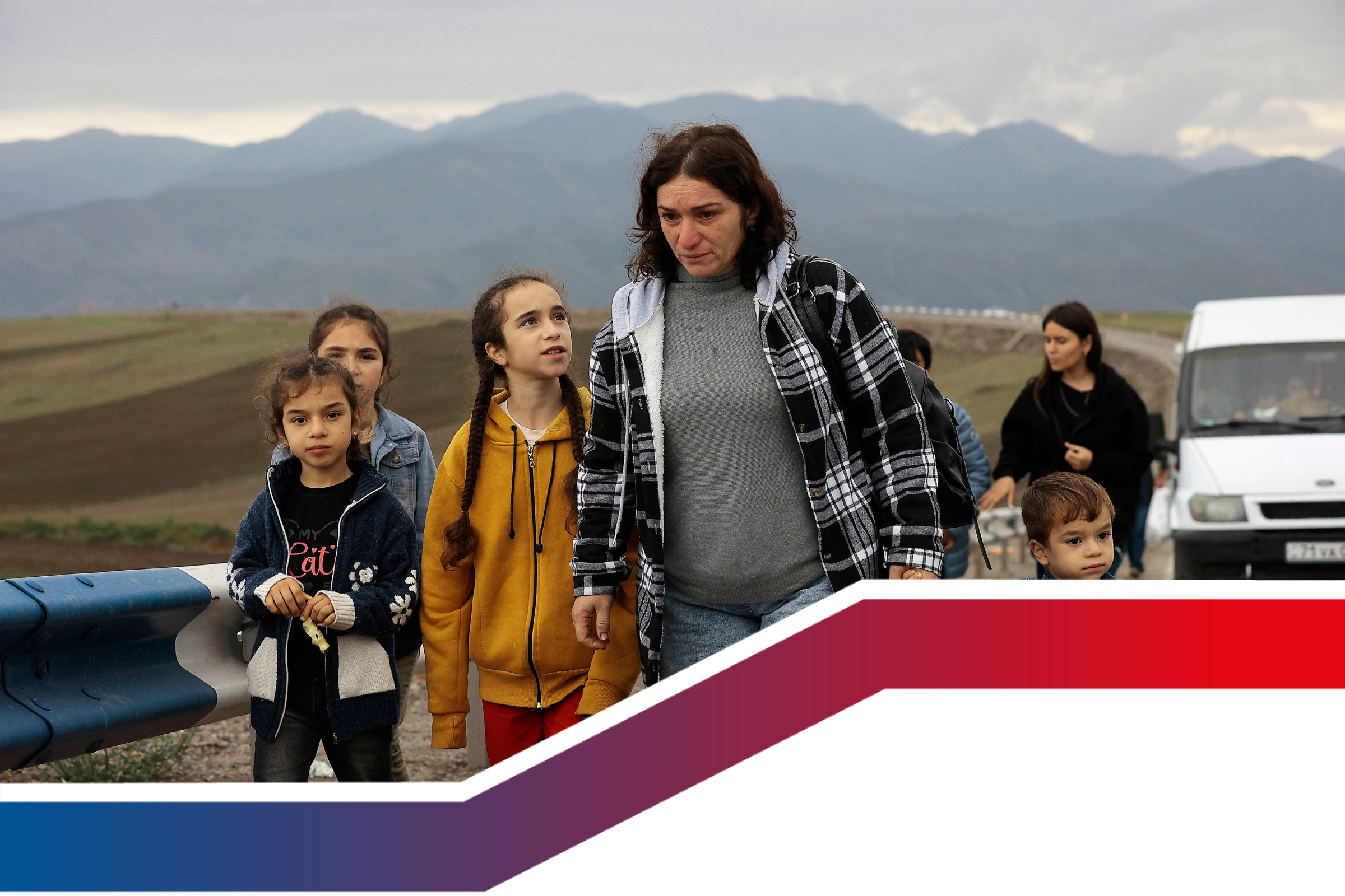 Ethnische Armenier_innen aus Berg-Karabach fliehen entlang der Straße von Berg-Karabach nach Kornidzor in der Region Syunik, Armenien, am 26. September 2023.