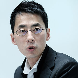 Ein junger koreanischer Mann mit Brille