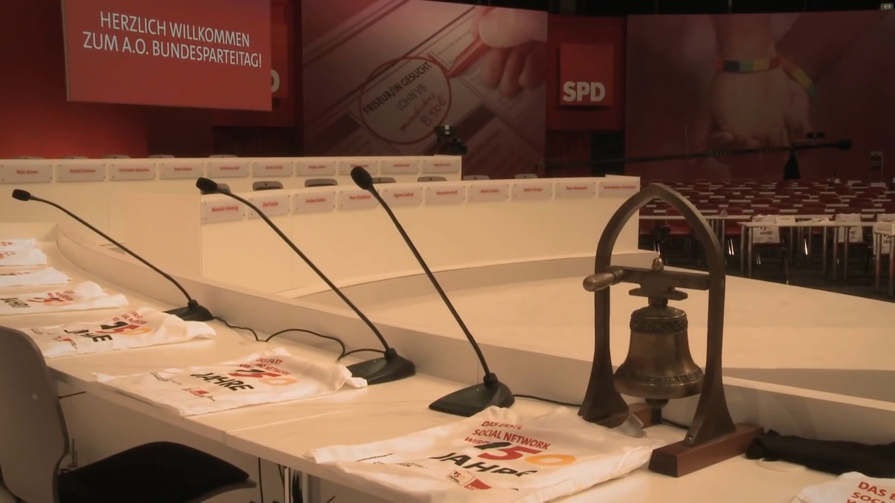 ao. SPD-Parteitag in Augsburg, 14.04.2013: (noch) leere Bühne
