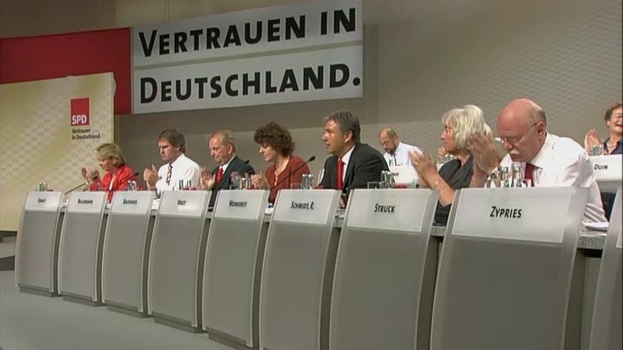 ao. SPD-Parteitag in Berlin, 31.08.2005: Hannelore Kraft, Jens Bullerjahn, Till Backhaus, Ute Vogt, Klaus Wowereit, Renate Schmidt, Peter Struck (sowie Martin Schulz, Herta Däubler-Gmelin)