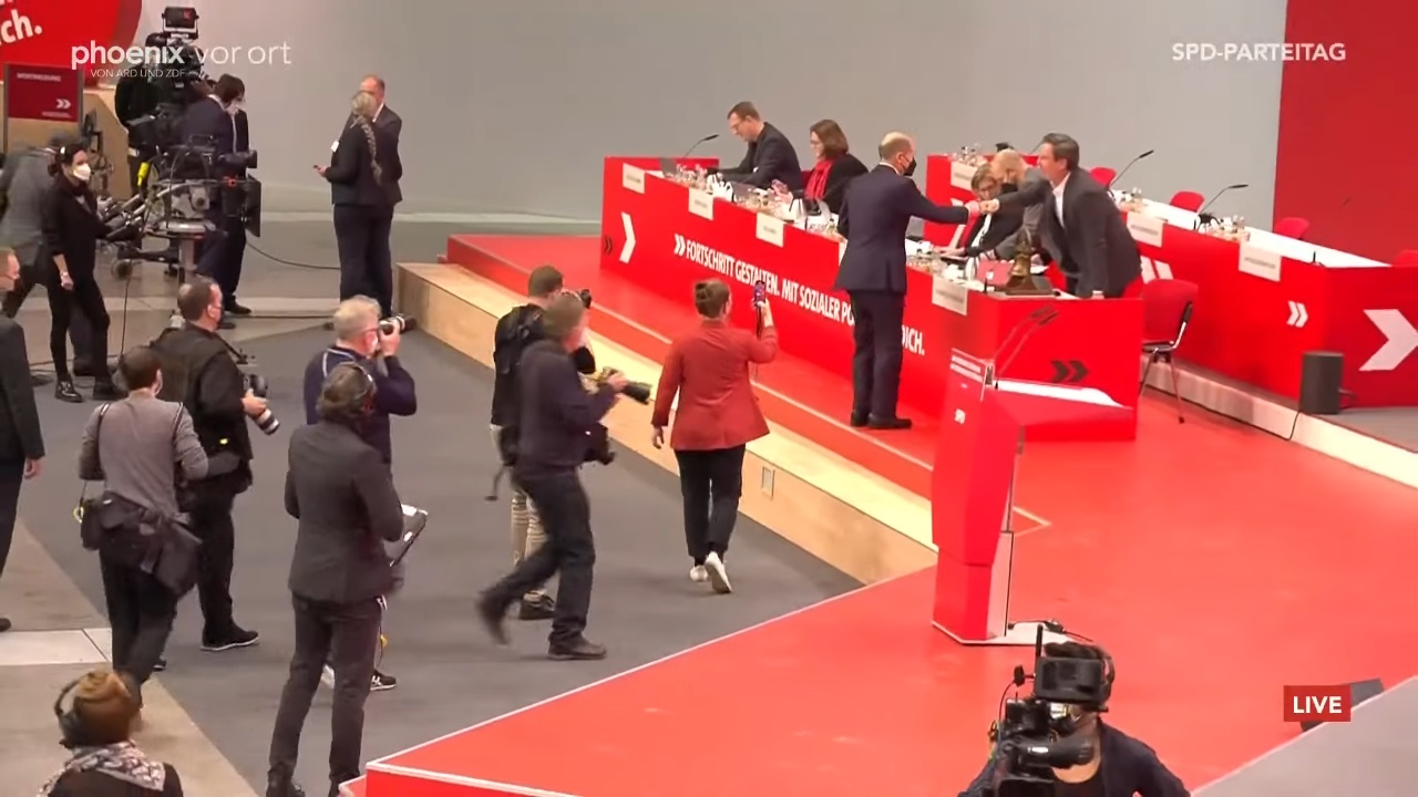 hybrider SPD-Parteitag in Berlin, 11.12.2021: Olaf Scholz, Thomas Losse-Müller (sowie Oliver Kaczmarek, Kerstin Griese, Anke Rehlinger)