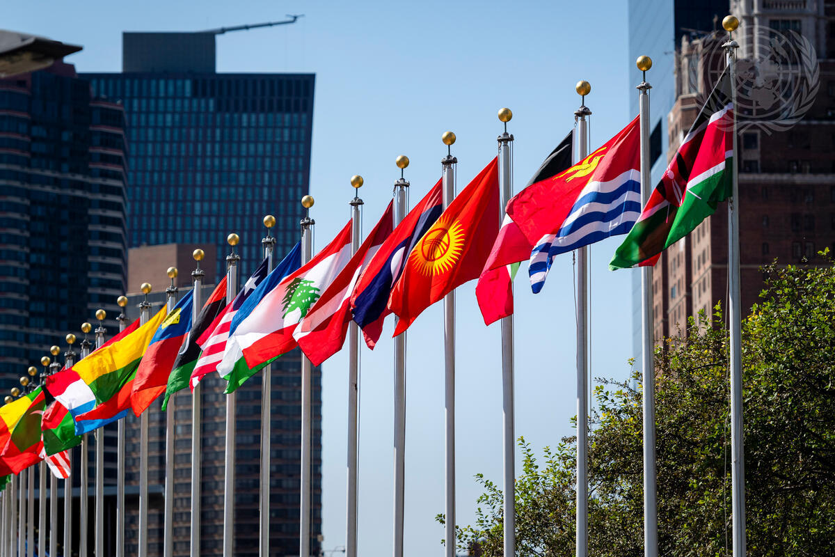 Die Flaggen der Mitgliedsstaaten wehen am Hauptsitz der Vereinten Nationen.