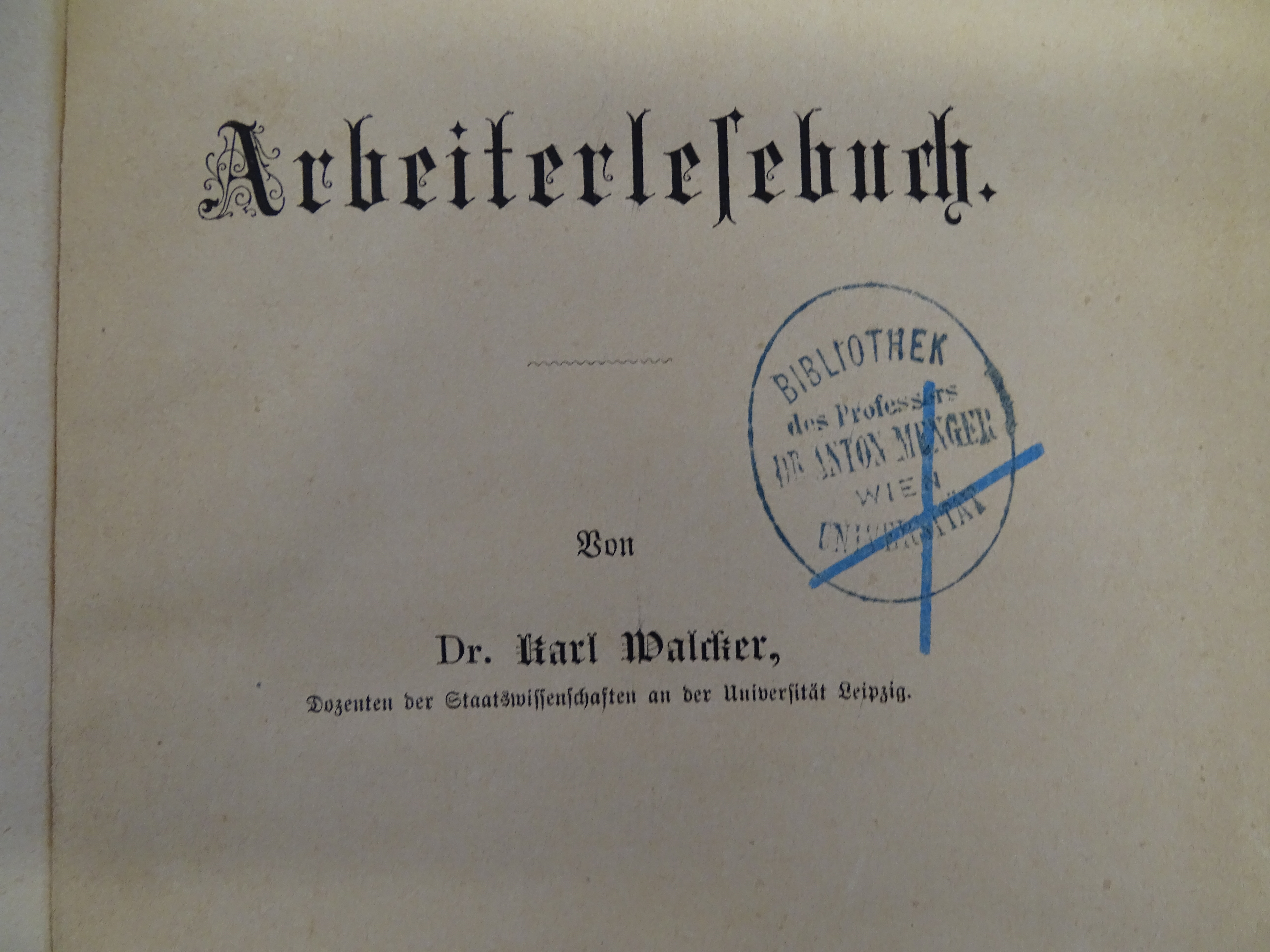 Durchgestrichener Stempel von Professor Anton Menger Univeristät Wien auf dem Frontispiz eines Buches