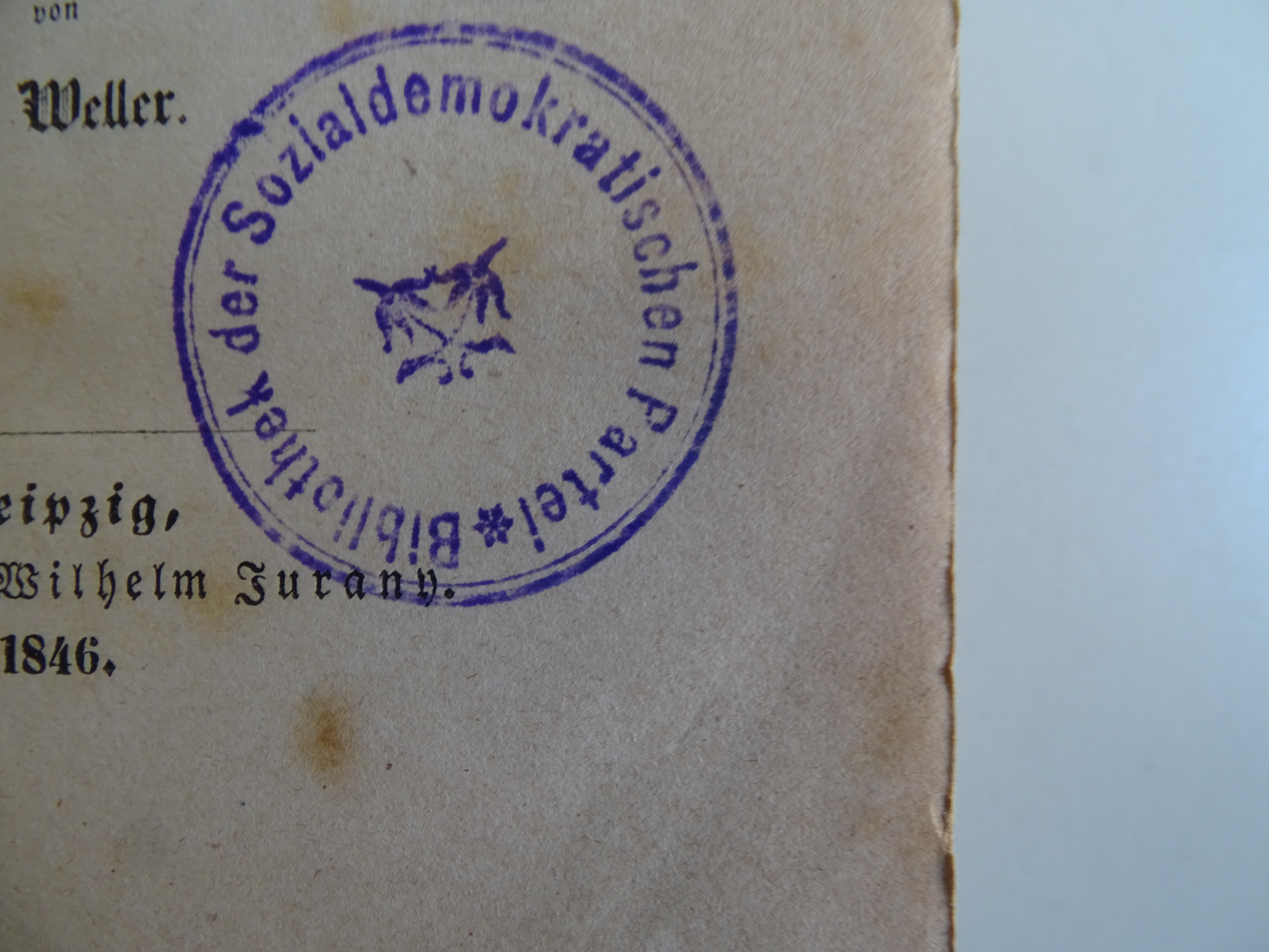 Stempel der SPD-Parteibibliothek vor 1933, mit mittig zwei gekreuzten Lilien ("Lilienstempel")