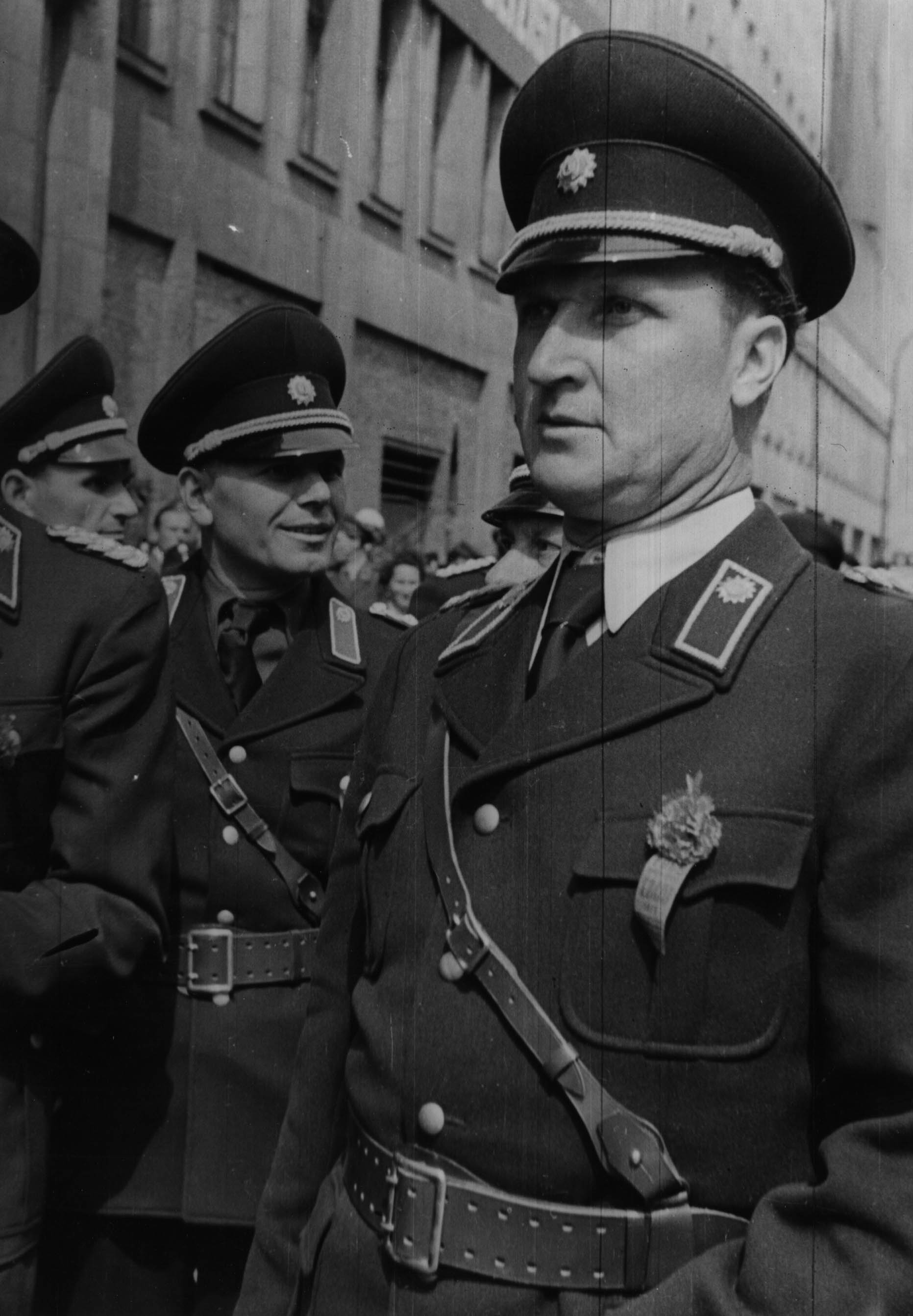 Drei Polizisten in Uniform, im Vordergrund Polizeipräsident Paul Markgraf