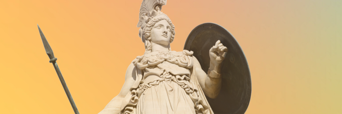 Hintergrundbild: In der Mitte des Bildes befindet sich die Statue der griechischen Göttin Athene als wehrhafte Frau mit Helm in antiker Kleidung. In der rechten Hand hält sie mit angewinkeltem Arm einen runden Schild, in der linken Hand einen Speer.