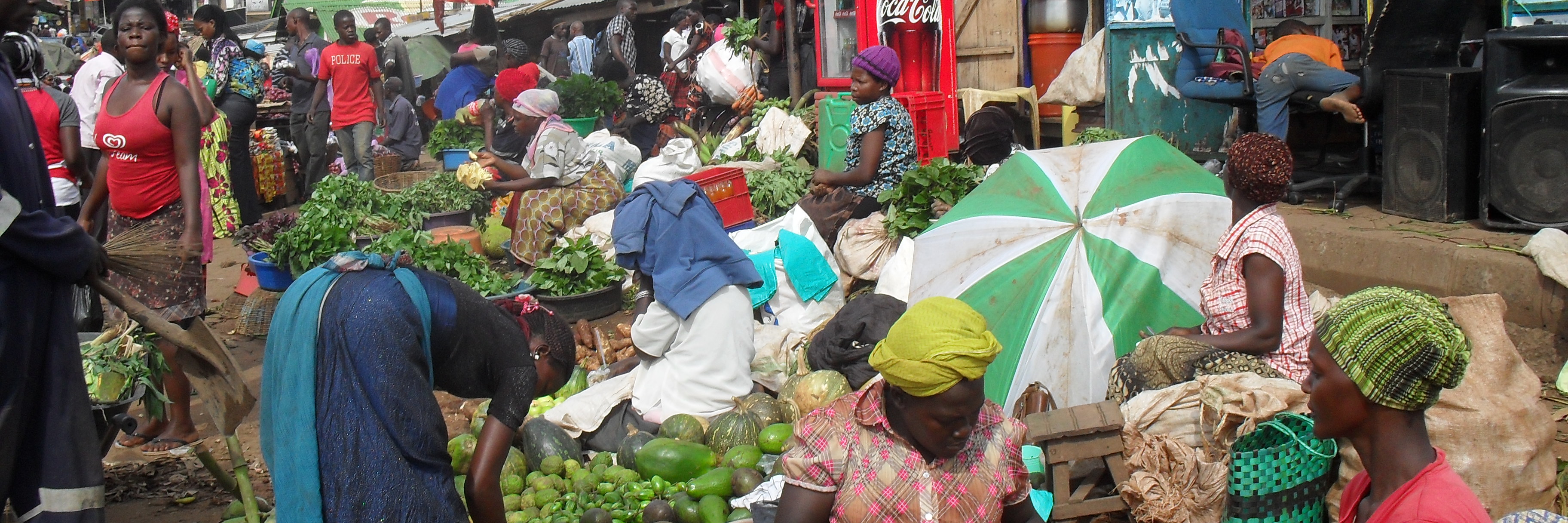 Gemüseverkäuferinnen auf einem Markt in Uganda
