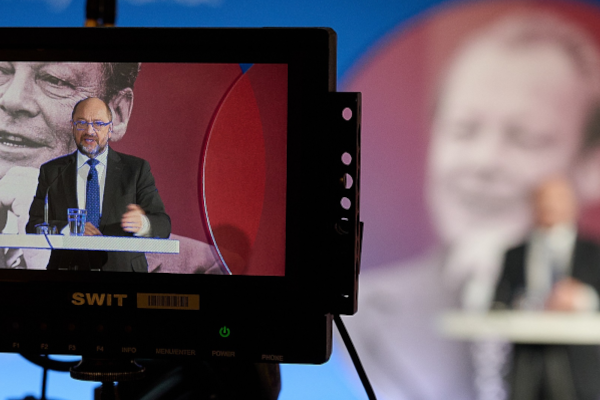 von © FES/ Saskia Uppenkamp
Im Vordergrund ist ein Kameramonitor mit Martin Schultz auf dem Bildschirm zu sehen.