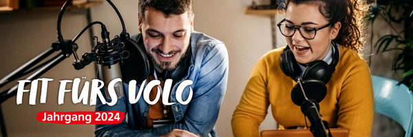 von eclipse_images
Ein junger Mann und junge Frau sprechen lachend in professionelle Podcast- oder Radiomikrophone.
