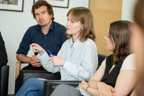 von Mark Bollhorst
Lea Knies, Teilnehmerin des Hospitanzprogrammes diskutiert in der Gruppe.