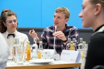 von Maren Strehlau
Torben Bennink, ein Teilnehmer des Hospitanzprogramms, spricht in ein Mikrofon.