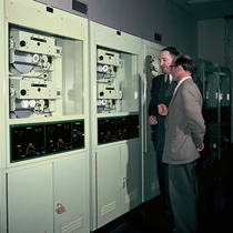 von J.H. Darchinger/Friedrich-Ebert-Stiftung/AdsD, 6/FJHD000698
Zwei Männer stehen vor Bonner Großcomputer "Das Elektronengehirn", ca. 1956