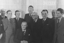 von AdsD, 6/FOTA067610
Gruppenaufnahme mit Mitgliedern der Kommission zur Gründung eines zonalen Gewerkschaftsbundes, 1946, Brisch, Josef; Deus, Franz; Jahn, Hans; Rott, Michael; Böckler, Hans; Rosenbruch, Franz; Karl, Albin; Böhm, Hans; Hansen, Werner