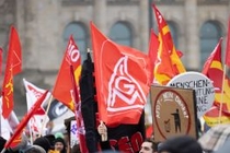 von Jänecke/Berlin, 2R502452
Fahnen mit Logo der Gewerkschaft IG Metall während Demonstration
