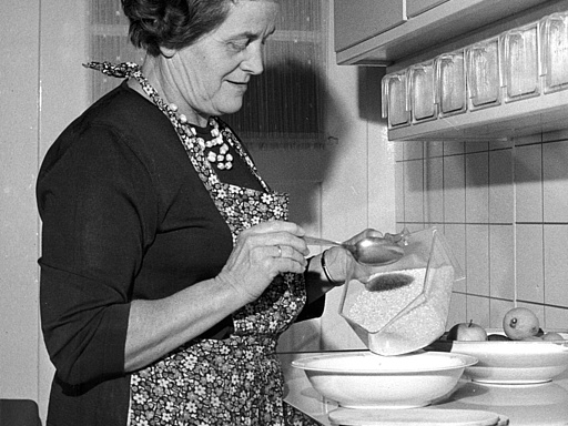 Käte Strobel in der Küche ihres Hauses in Nürnberg, 31.05.1961