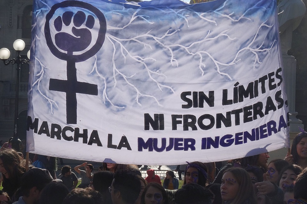 Marcha Feminista, feministischer Marsch in Chile am 06.06.2018. Banner mit der Aufschrift übersetzt "Ohne Begrenzungen und ohne Grenzen marschiert die erfinderische Frau."