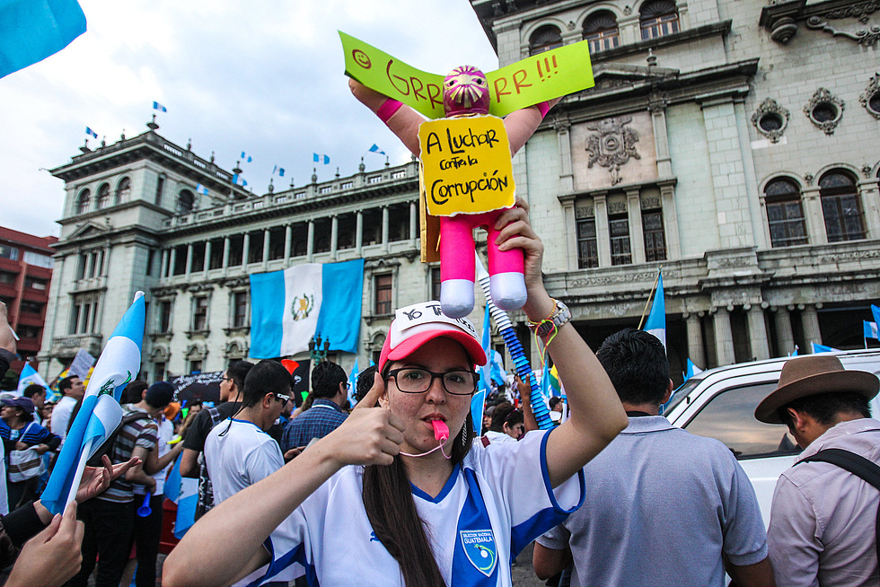 Demonstration in Guatemala mit Schild: A luchar contra la corrupción« ( Übersetzung: Gegen die Korruption kämpfen)