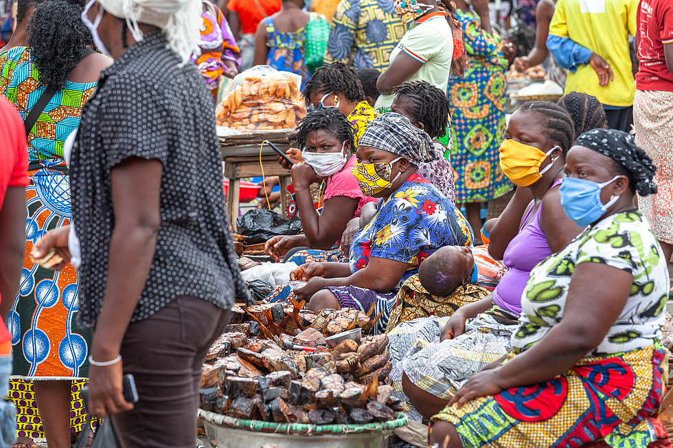 Frauen mit Coronamasken auf einem Markt in Cotonou, Benin