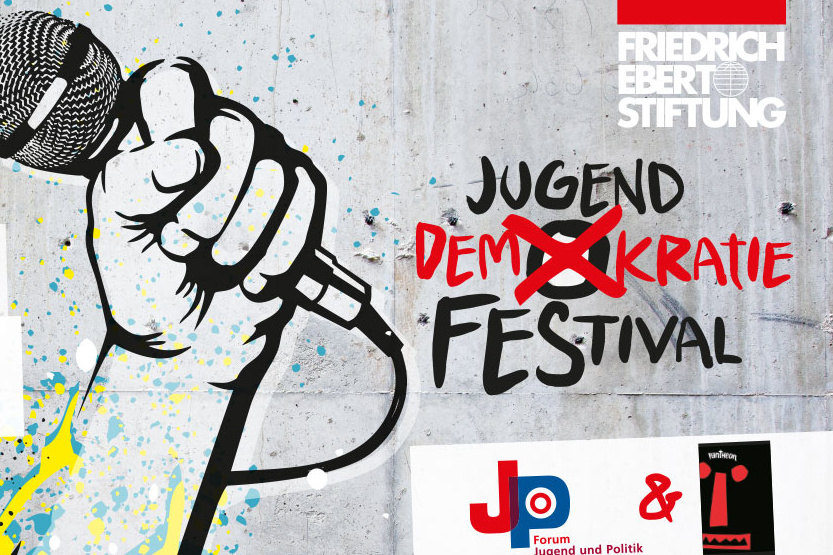 Einladungsflyer für das "Jugend Demokratie Festival 2018". Eine Hand hält ein Mikrofon. Der Text sieht aus wie mit einer Spraydose angesprüht. In den Farben schwarz, rot, gelb und grün auf grauem Hintergrund.