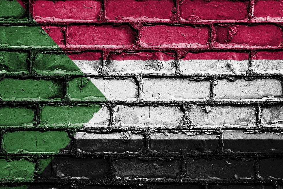 Mauer, auf der die sudanische Flagge gemalt ist