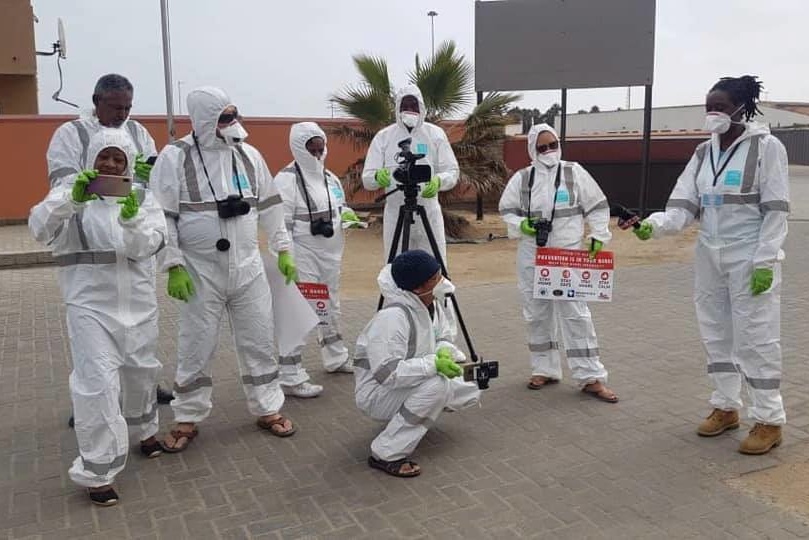 Journalisten in Schutzkleidung mit PPE