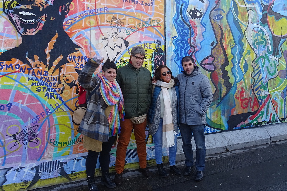 PIT-CNT-Delegation (Gewerkschaftsdachverband aus Uruguay) an der ehemaligen Berliner Mauer in Deutschland