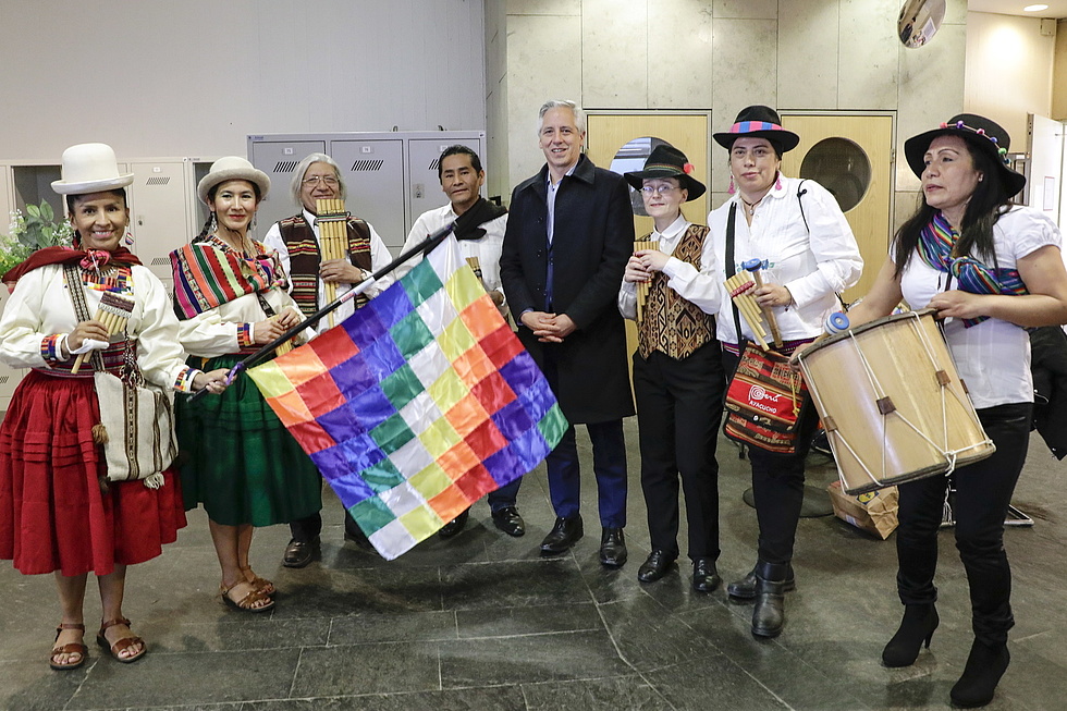 Bolivianer_innen mit dem Vizepräsidenten