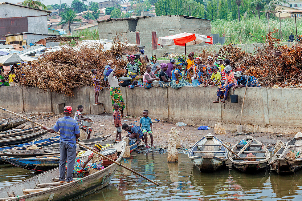 Fischer mit Kindern in Benin