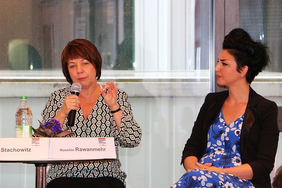 Das Bild zeigt Nuschin Rawanmehr und das Mitglied des Landtags Diana Stachowitz ei einer Podiumsdiskussion.