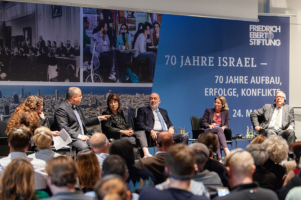 Podiumsdiskussion in der FES "70 Jahre Israel - 70 Jahre Aufbau, Erfolge, Konflikte", mit Talia Sasson, Reinhold Robbe, Ron Prosor, Hilik Bar und Muriel Asseburg.