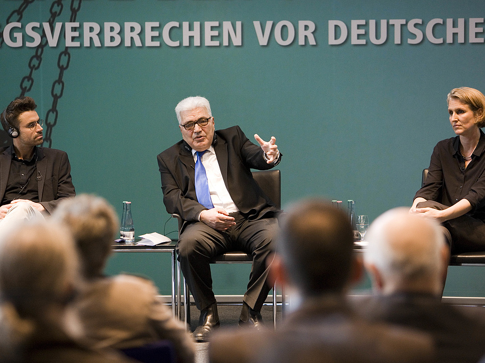 Podiumsdiskussion: "Für ein Ende der Straflosigkeit - Syrische Kriegsverbrechen vor deutschen Gerichten?"