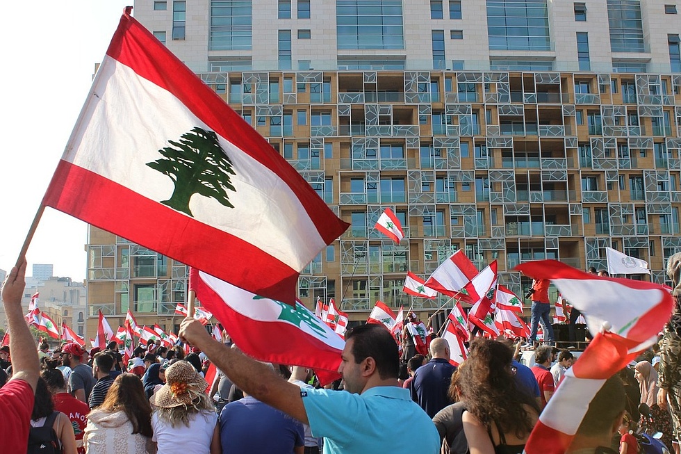 Protestierende Menschenmenge im Libanon