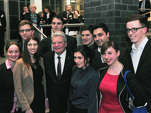 Gruppenbild: Gauck mit Stipendiat_innen